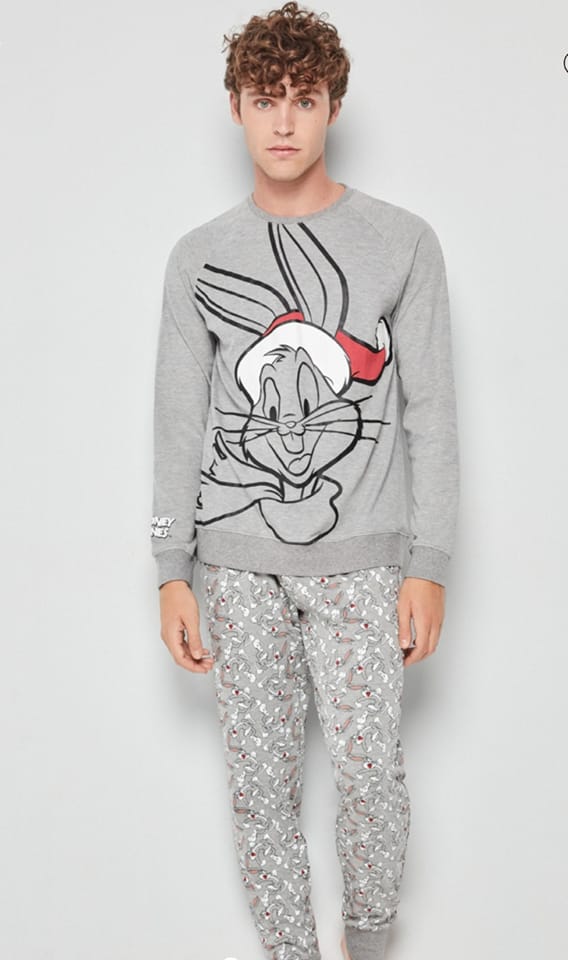 Chico con pijama con ilustración de Bugs Bunny navideño de color gris y pantalón estampado con motivos grises y blancos