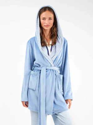 BATA POLAR CON SOLAPAS A CONTRASTE Y CAPUCHA