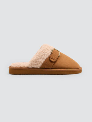 ZAPATILLAS CASA CON BORREGUITO Y HEBILLA CAMEL