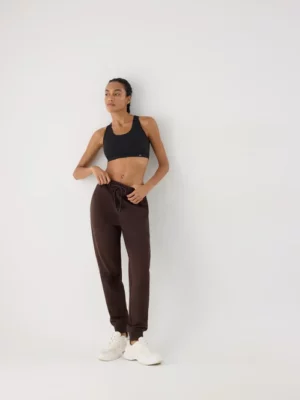 PANTALON DEPORTIVO JOGGER CON CINTURA AJUSTABLE MARRON