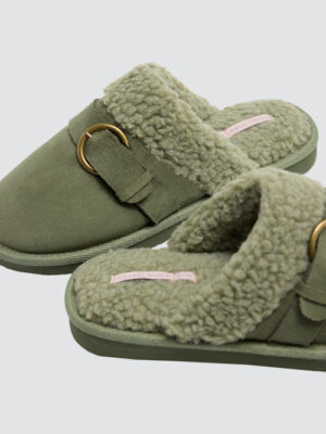 ZAPATILLAS CASA CON BORREGUITO Y HEBILLA VERDES