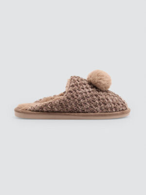 ZAPATILLAS DE CASA DE PUNTO CON POMPON MARRONES