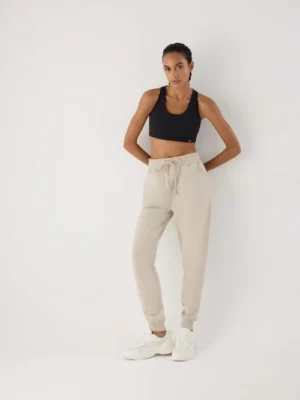 PANTALON DEPORTIVO JOGGER CON CINTURA AJUSTABLE BEIGE